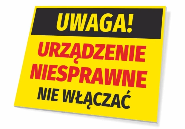 Żółta tabliczka ostrzegawcza BHP z napisem UWAGA! URZĄDZENIE NIESPRAWNE NIE WŁĄCZAĆ pokazana pod lekkim kątem
