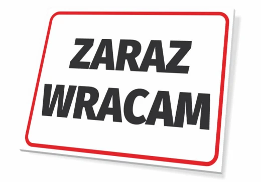 Prostokątna tabliczka informacyjna z czarnym napisem Zaraz wracam w czerwonej ramce na białym tle