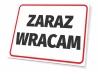 Tabliczka Zaraz wracam - Wzór graficzny. Prosta forma prostokąta z białym tłem i dużymi, czarnymi literami. Czerwona ramka