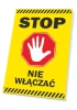 Tabliczka Stop, nie wlączać - Wzór graficzny. Czerwony ośmiokąt z białą dłonią na żółtym tle. Czarny napis u dołu