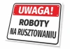 Tabliczka Uwaga roboty na rusztowaniu T104 - Wzór graficzny. Prostokątna tabliczka z czerwonym tłem i białymi literami