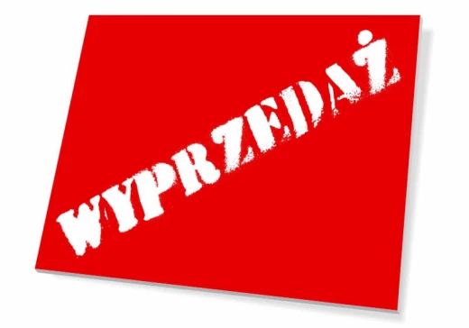Czerwona prostokątna tabliczka informacyjna z białym, ukośnym napisem WYPRZEDAŻ na białym tle