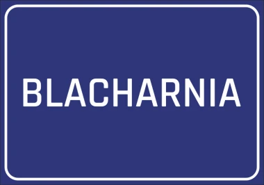 Naklejka Blacharnia - Wzór graficzny. Prosty, prostokątny kształt z dużym napisem BLACHARNIA w białym kolorze na niebieskim