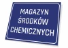 Tabliczka Magazyn środków chemicznych - Wzór graficzny. Prosty prostokąt w niebieskim tle z białym tekstem