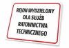 Tabliczka Rejon wydzielony dla służb ratownictwa technicznego - Wzór graficzny. Prostokątna tabliczka z białym tłem