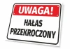 Tabliczka Uwaga! Hałas przekroczony - Wzór graficzny. Prostokątna tabliczka z czerwonym tłem i białym napisem