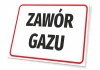 Tabliczka Zawór gazu - Wzór graficzny. Prostokątna tabliczka z białym tłem i dużymi, czarnymi literami. Czerwony obramowanie
