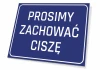 Tabliczka Prosimy zachować ciszę - Wzór graficzny. Prosta, prostokątna tabliczka z białym napisem na niebieskim tle