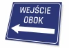 Tabliczka Wejście obok T252 - Wzór graficzny. Prostokątna tabliczka z niebieskim tłem i białym napisem. Strzałka wskazuje
