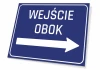 Tabliczka Wejście obok T253 - Wzór graficzny. Niebieskie tło z białym napisem i strzałką w prawo