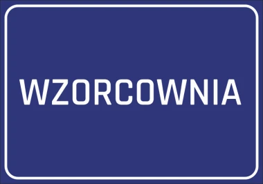 Naklejka Wzorcownia - Wzór graficzny. Niebieskie tło z białym napisem WZORCOWNIA w dużych literach