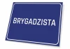 Tabliczka Brygadzista - Wzór graficzny. Prosta, prostokątna tabliczka z niebieskim tłem i białym napisem