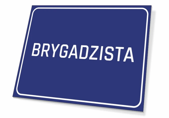 Tabliczka Brygadzista - Wzór graficzny. Prosta, prostokątna tabliczka z niebieskim tłem i białym napisem