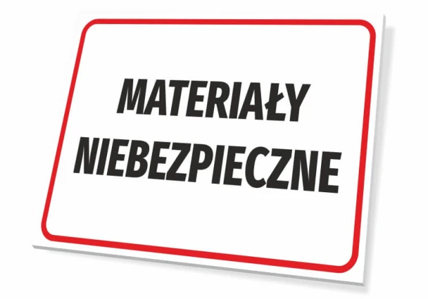 Prostokątna tabliczka BHP z czerwonym obramowaniem i czarnym napisem MATERIAŁY NIEBEZPIECZNE na białym tle