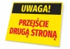 Tabliczka Uwaga Przejście drugą stroną - Wzór graficzny. Żółte tło z czarnym napisem u góry i czerwonym na dole