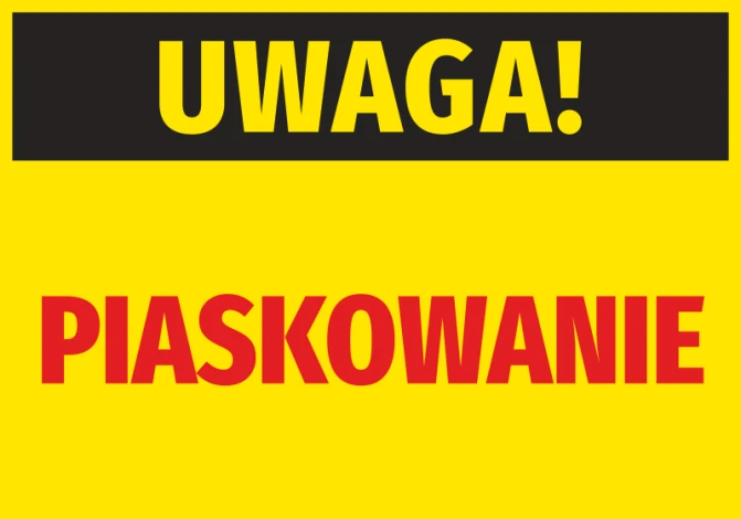 Naklejka Uwaga Piaskowanie - Wzór graficzny. Duży tekst na żółtym tle, czarny napis UWAGA! i czerwony PIASKOWANIE