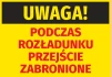 Naklejka Uwaga Podczas rozładunku przejście zabronione - Wzór graficzny. Żółte tło z czarnym napisem UWAGA! i czerwonym