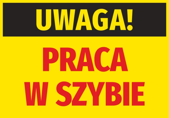 Naklejka Uwaga Praca w szybie - Wzór graficzny. Żółte tło z czarnym napisem UWAGA! i czerwonym PRACA W SZYBIE