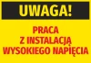 Naklejka Uwaga Praca z instalacją wysokiego napięcia - Wzór graficzny. Duży napis w kolorze czarnym na żółtym tle. Czerwony