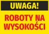 Naklejka Uwaga Roboty na wysokości N366 - Wzór graficzny. Żółte tło z czarnym napisem UWAGA! i czerwonym ROBOTY NA WYSOKOŚCI