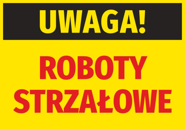 Żółta naklejka ostrzegawcza BHP z czarnym pasem i czerwonym napisem Uwaga Roboty strzałowe na białym tle