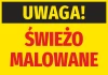 Naklejka Uwaga Świeżo malowane - Wzór graficzny. Duży napis Uwaga! na czarnym tle oraz Świeżo malowane na żółtym tle