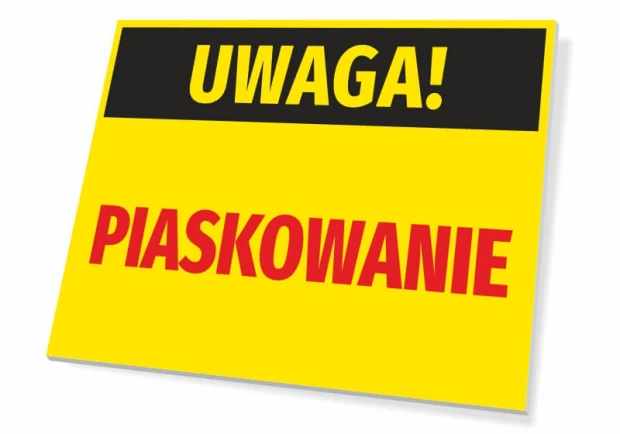 Żółta ostrzegawcza tabliczka BHP z czarnym pasem i czerwonym napisem UWAGA! PIASKOWANIE na białym tle
