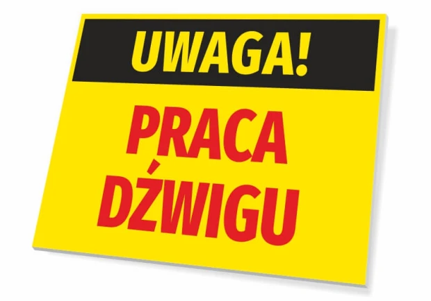 Żółta ostrzegawcza tabliczka BHP na budowę z czarno-czerwonym napisem UWAGA! PRACA DŹWIGU na białym tle