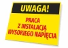 Tabliczka Uwaga Praca z instalacją wysokiego napięcia - Wzór graficzny. Prostokątna tabliczka z żółtym tłem, czarnym napisem
