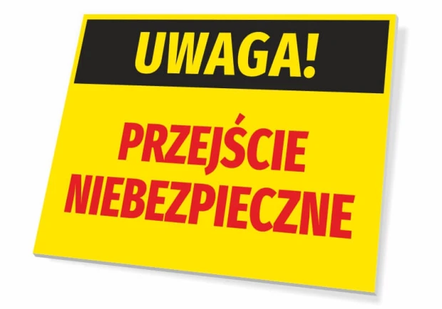 Żółta tabliczka ostrzegawcza BHP z czarnym pasem i czerwonym napisem UWAGA! PRZEJŚCIE NIEBEZPIECZNE