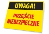 Tabliczka Uwaga Przejście niebezpieczne - Wzór graficzny. Żółte tło z czarnym napisem UWAGA! i czerwonym PRZEJŚCIE