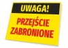 Tabliczka Uwaga Przejście zabronione - Wzór graficzny. Prostokątna tabliczka z żółtym tłem, czarnym napisem u góry i dużym