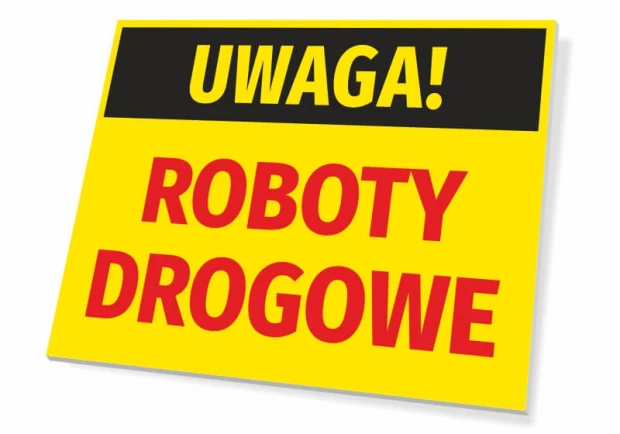 Żółta ostrzegawsza tabliczka BHP z czarnym pasem i czerwonym napisem UWAGA! ROBOTY DROGOWE na białym tle