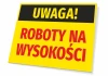 Tabliczka Uwaga Roboty na wysokości T366 - Wzór graficzny. Żółte tło z czarnym napisem Uwaga i czerwonym tekstem Roboty