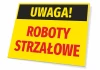 Tabliczka Uwaga Roboty strzałowe - Wzór graficzny. Żółte tło z czarnym napisem Uwaga i czerwonymi literami Roboty Strzałowe