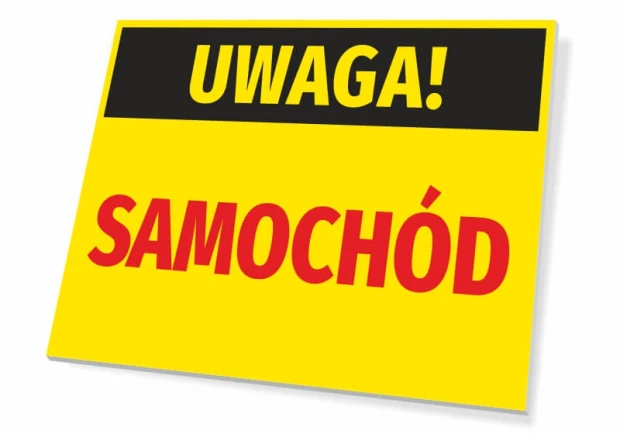 Żółta ostrzegawcza tabliczka BHP na białym tle z wyraźnym napisem UWAGA! SAMOCHÓD na bramę lub ogrodzenie
