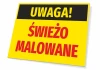 Tabliczka Uwaga Świeżo malowane - Wzór graficzny. Prostokątna tabliczka z żółtym tłem, czarnym napisem u góry i czerwonym