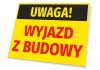 Tabliczka Uwaga Wyjazd z budowy - Wzór graficzny. Prostokątna tabliczka z żółtym tłem, czarnym napisem i dużymi czerwonymi