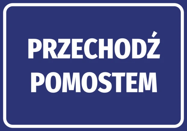 Niebieska naklejka BHP nakazu z białym napisem Przechodź pomostem, przedstawiona na białym tle