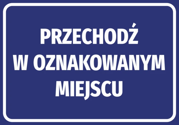 Niebieska naklejka BHP nakazu z białym napisem Przechodź w oznakowanym miejscu na białym tle