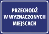Naklejka Przechodź w wyznaczonych miejscach - Wzór graficzny. Niebieskie tło z białym tekstem. Tekst dużymi literami