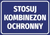 Naklejka Stosuj kombinezon ochronny - Wzór graficzny. Prosty, prostokątny kształt z białym tekstem na niebieskim tle