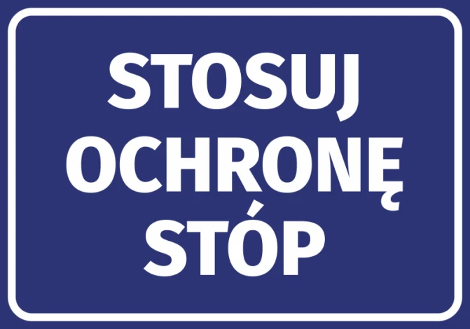 Naklejka Stosuj ochronę stóp - Wzór graficzny. Niebieskie tło z białym, dużym napisem