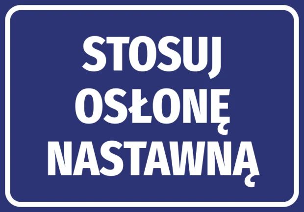 Niebieska naklejka BHP nakazu z białym napisem Stosuj osłonę nastawną na białym tle, do oznaczenia maszyn