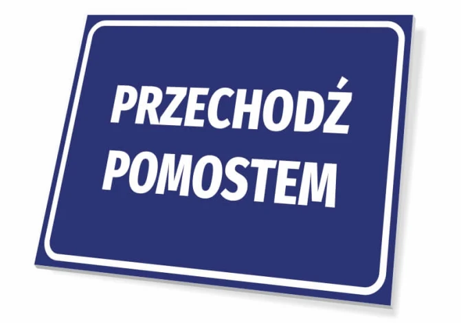 Tabliczka Przechodź pomostem - Wzór graficzny. Prosta, prostokątna tabliczka z białym tekstem na niebieskim tle