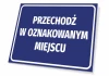 Tabliczka Przechodź w oznakowanym miejscu - Wzór graficzny. Prostokątna tabliczka z niebieskim tłem i białym tekstem