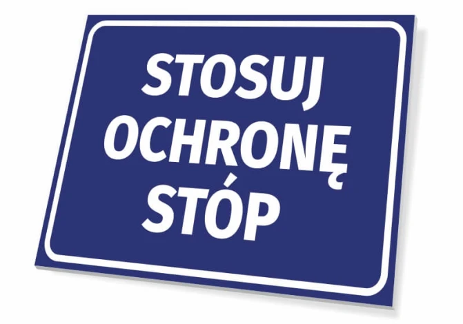 Tabliczka Stosuj ochronę stóp - Wzór graficzny. Prosta, prostokątna tabliczka z białym napisem na niebieskim tle