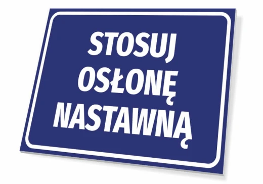 Niebieska tabliczka BHP nakazu z białym napisem Stosuj osłonę nastawną, pokazana pod kątem na białym tle