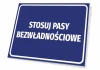 Tabliczka Stosuj pasy bezwładnościowe - Wzór graficzny. Prostokątna tabliczka z niebieskim tłem i białym tekstem