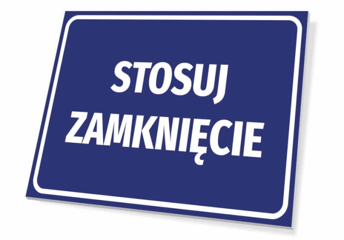 Tabliczka Stosuj zamknięcie - Wzór graficzny. Prosty prostokąt w niebieskim tle z białym napisem